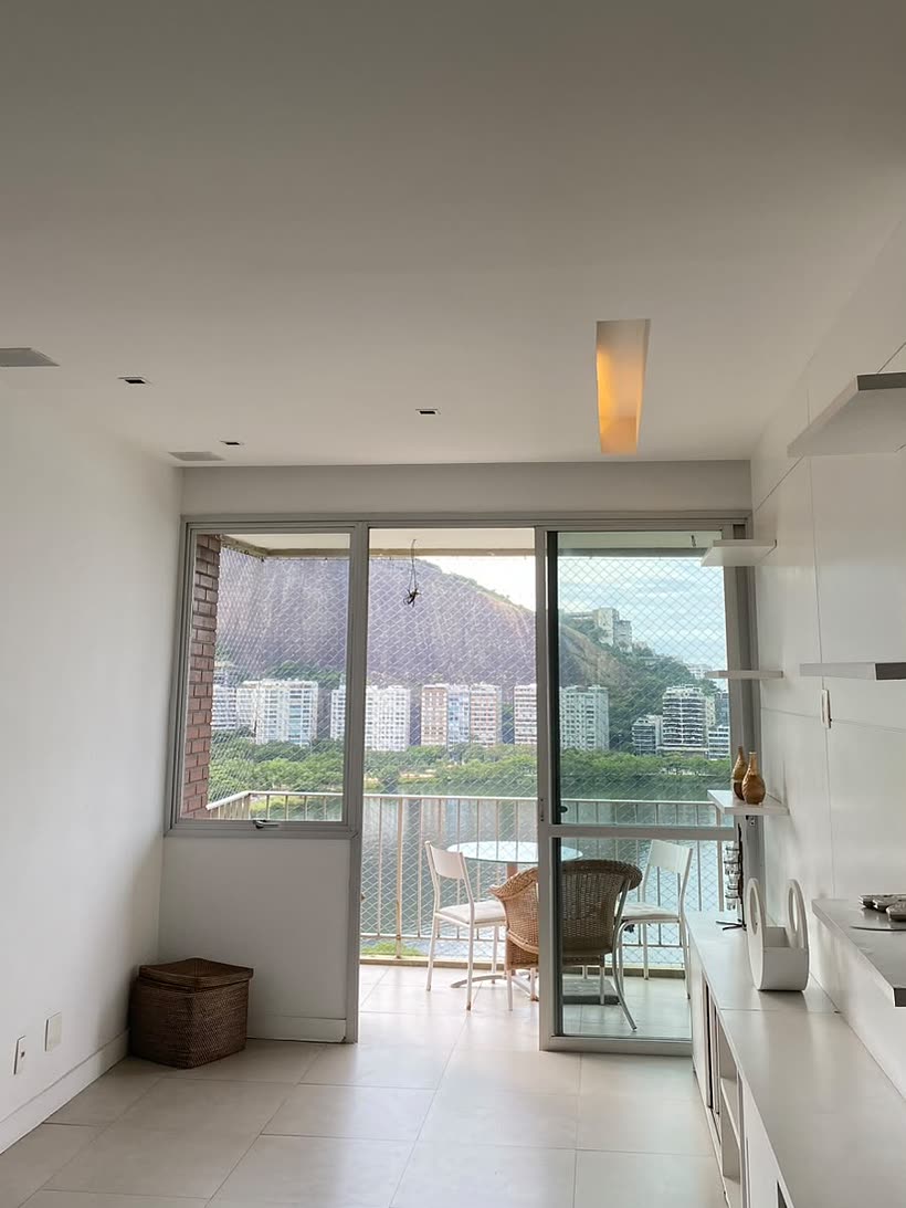 A mesma sala antes da reforma: apartamento vazio, piso claro e a varanda ainda sem uso